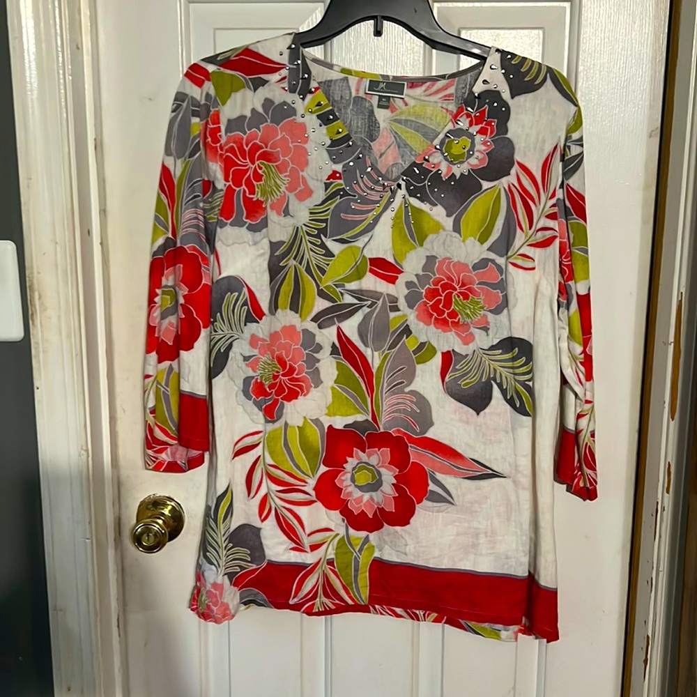 JM Collection linen top with hibiscus print. Like new.